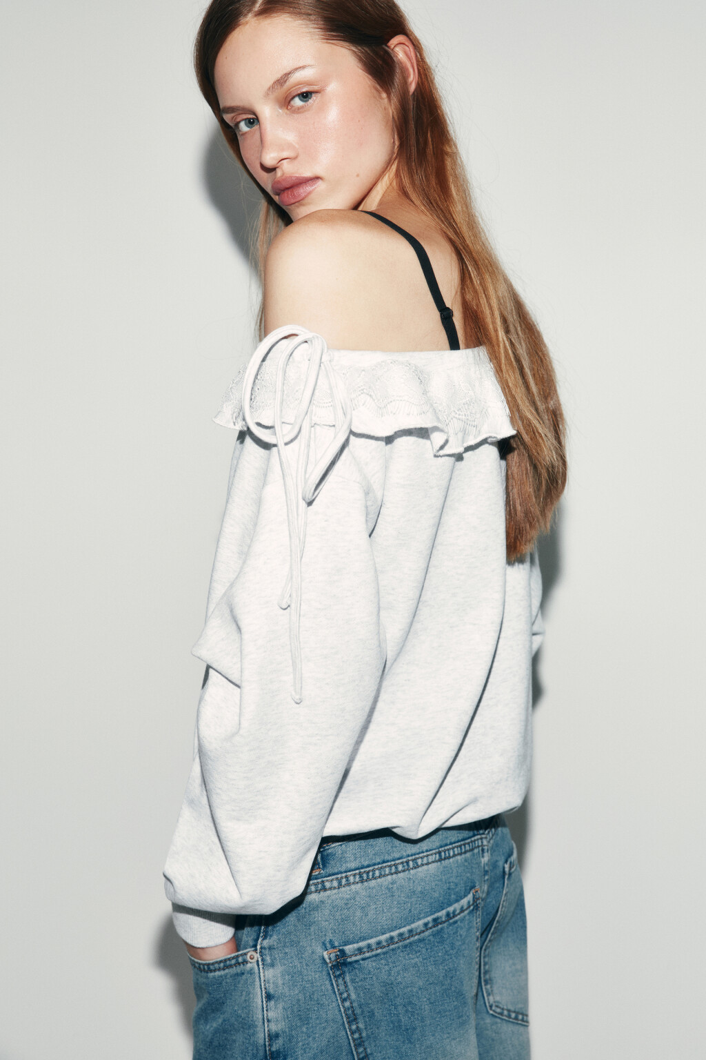 Худи из футера на одно плечо с оборками - цвет серый - 2